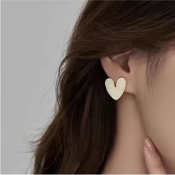 NWOT Blanco Ivory Heart Earrings - Picture 3 of 3